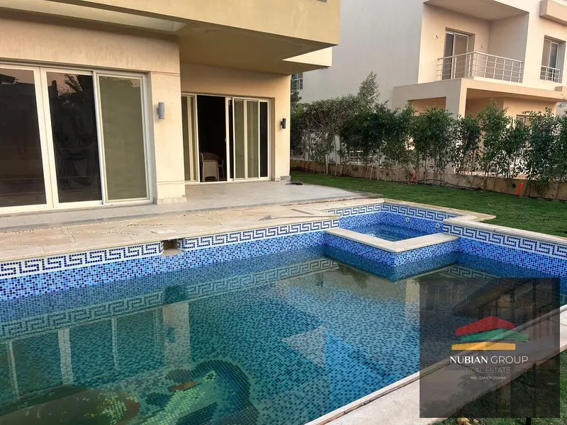 فيلا مستقله للايجار في كمبوند جراند هايتس بها حمام سباحه بدون تكييفات ومطبخ